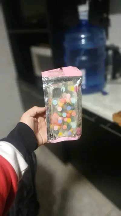 Funda de teléfono con puntos y cadena - miniatura 3