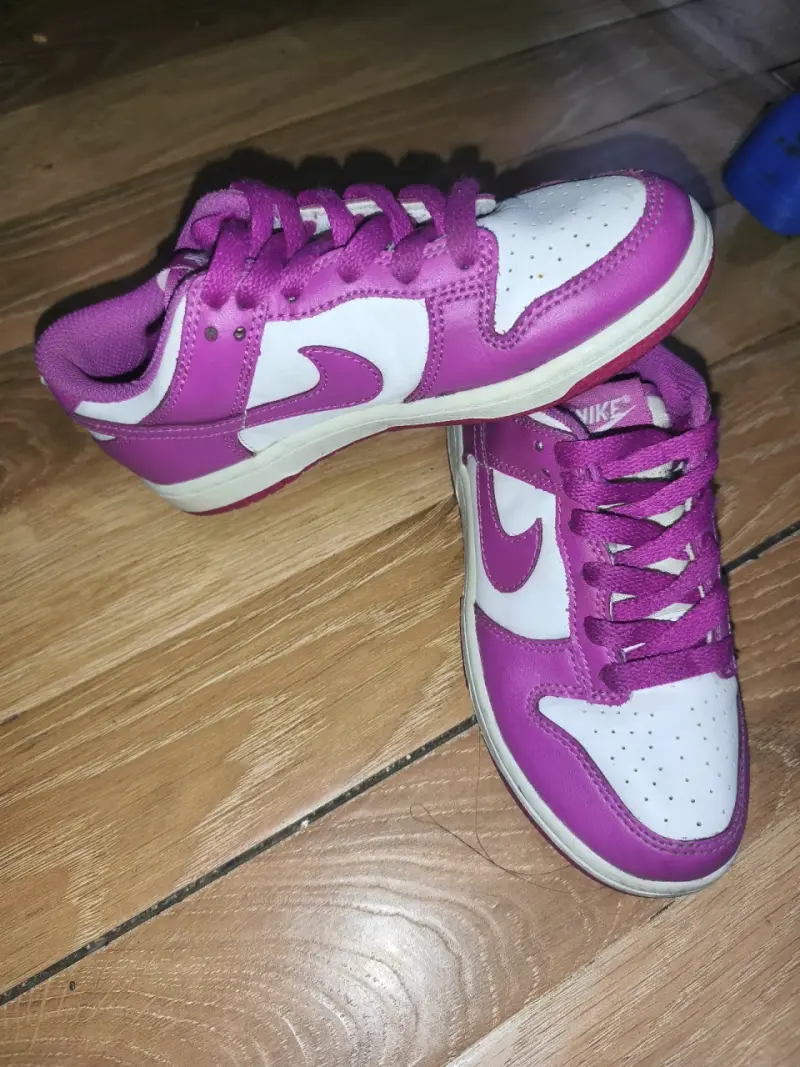 Zapatillas deportivas rosadas y blancas - 1