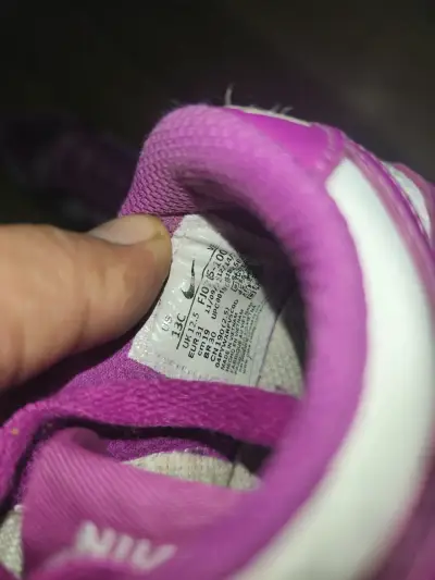 Zapatillas deportivas rosadas y blancas - miniatura 3
