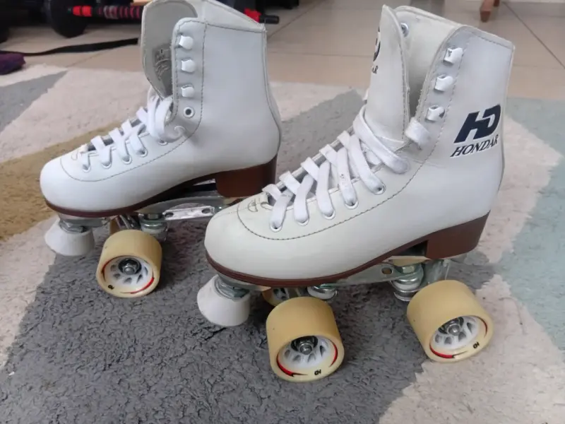 Patines de cuatro ruedas blancos - 1