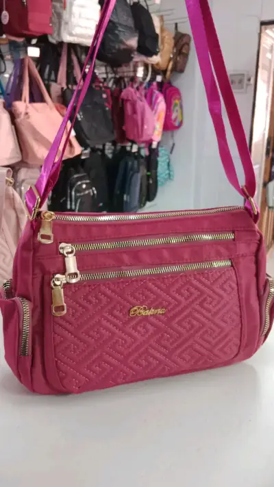 Cartera rosa con bolsillos dorados - miniatura 1