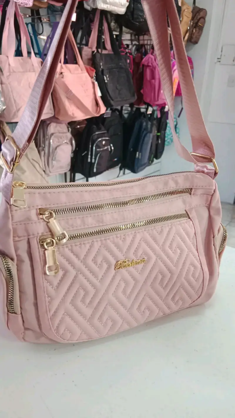 Cartera rosa con bolsillos dorados - 2
