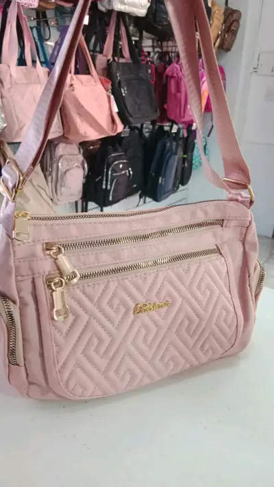 Cartera rosa con bolsillos dorados - miniatura 2