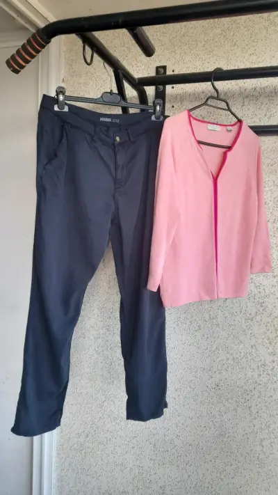 Pantalón azul  Zara y cardigan rosado - miniatura 1