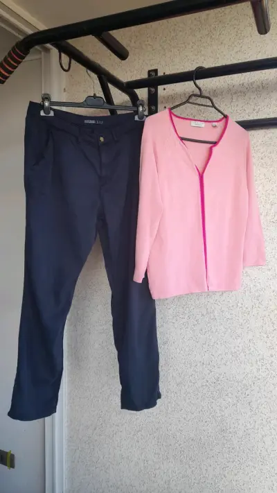 Pantalón azul  Zara y cardigan rosado - miniatura 2