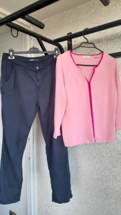 Pantalón azul  Zara y cardigan rosado - miniatura 3