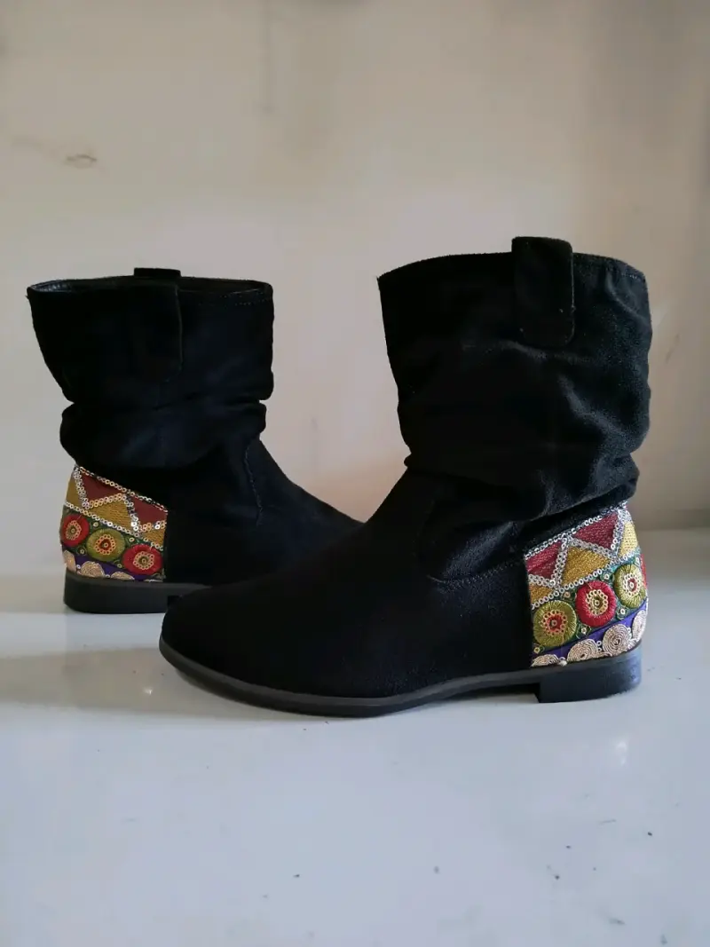 Botas negras con detalles bordados - 1