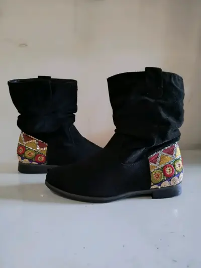 Botas negras con detalles bordados - miniatura 1