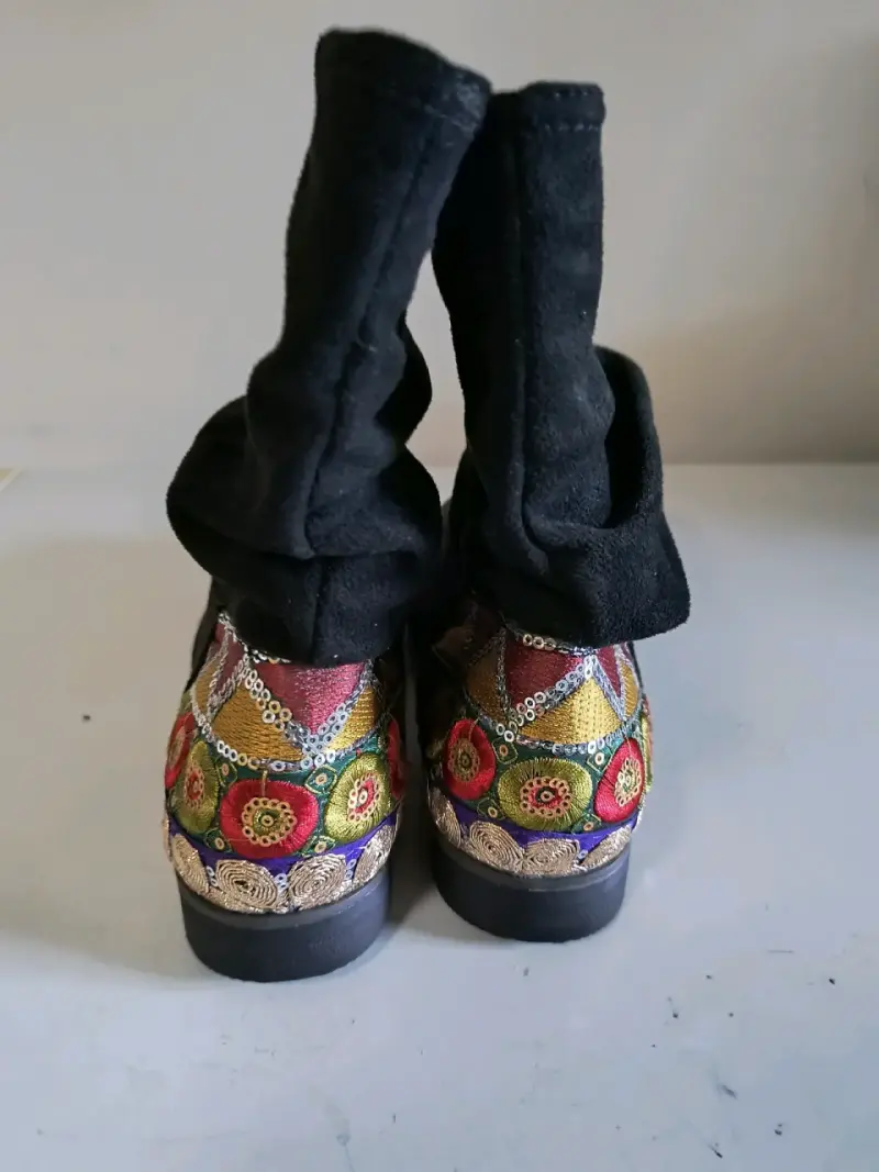 Botas negras con detalles bordados - 2