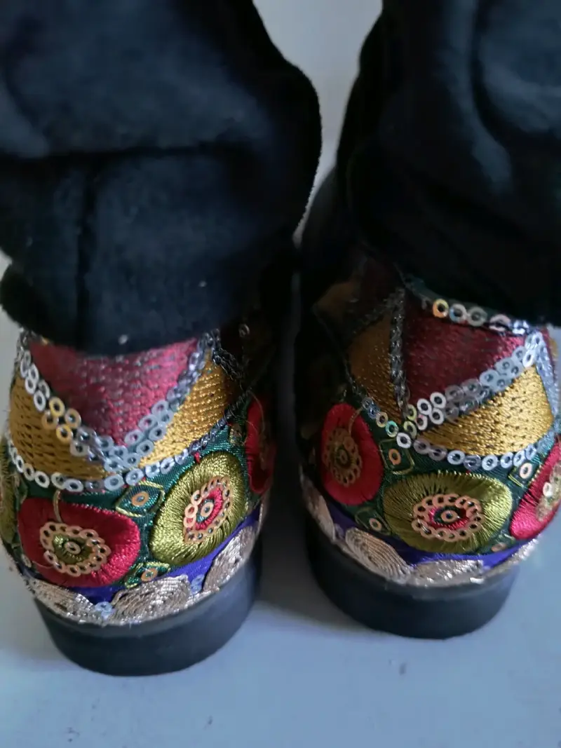 Botas negras con detalles bordados - 3