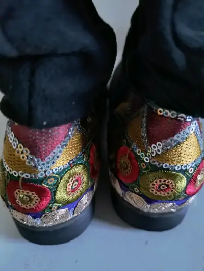 Botas negras con detalles bordados - miniatura 3