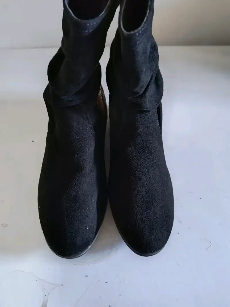Botas negras con detalles bordados - 4