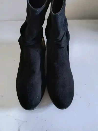 Botas negras con detalles bordados - miniatura 4