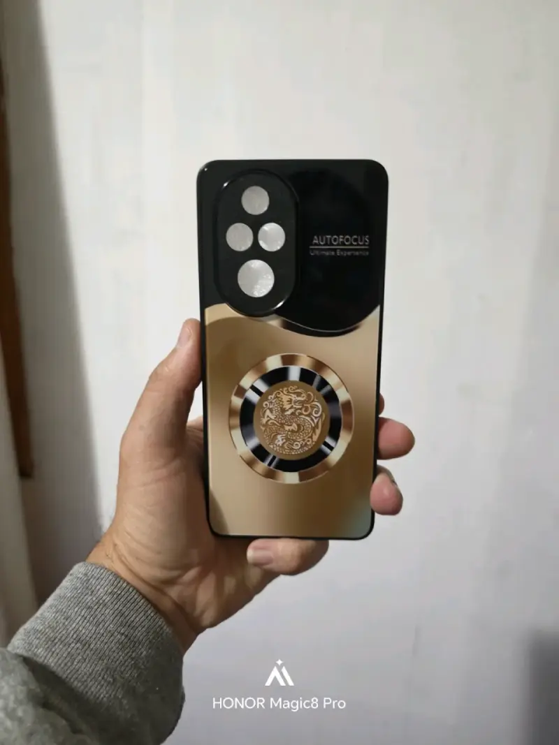 Funda de celular dorada con diseño - 2