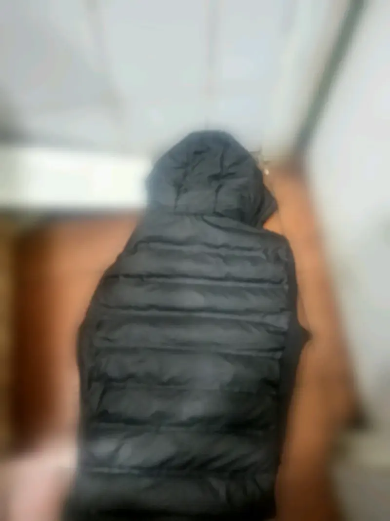 Parca negra con mangas - 1