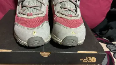 Zapatillas The North Face rosado  y grises - miniatura 1