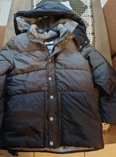 Parka negra con capucha marca GAP - miniatura 1