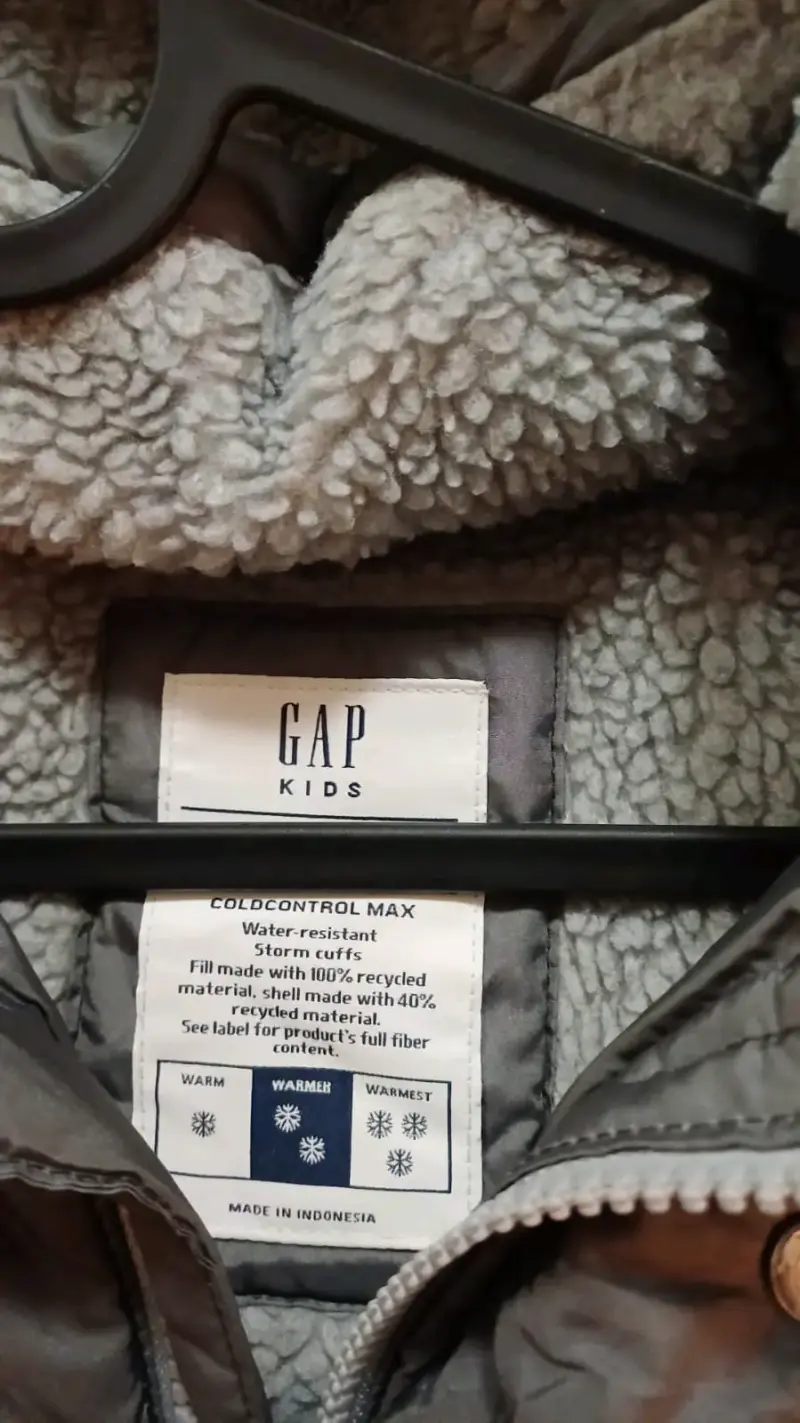 Parka negra con capucha marca GAP - 2