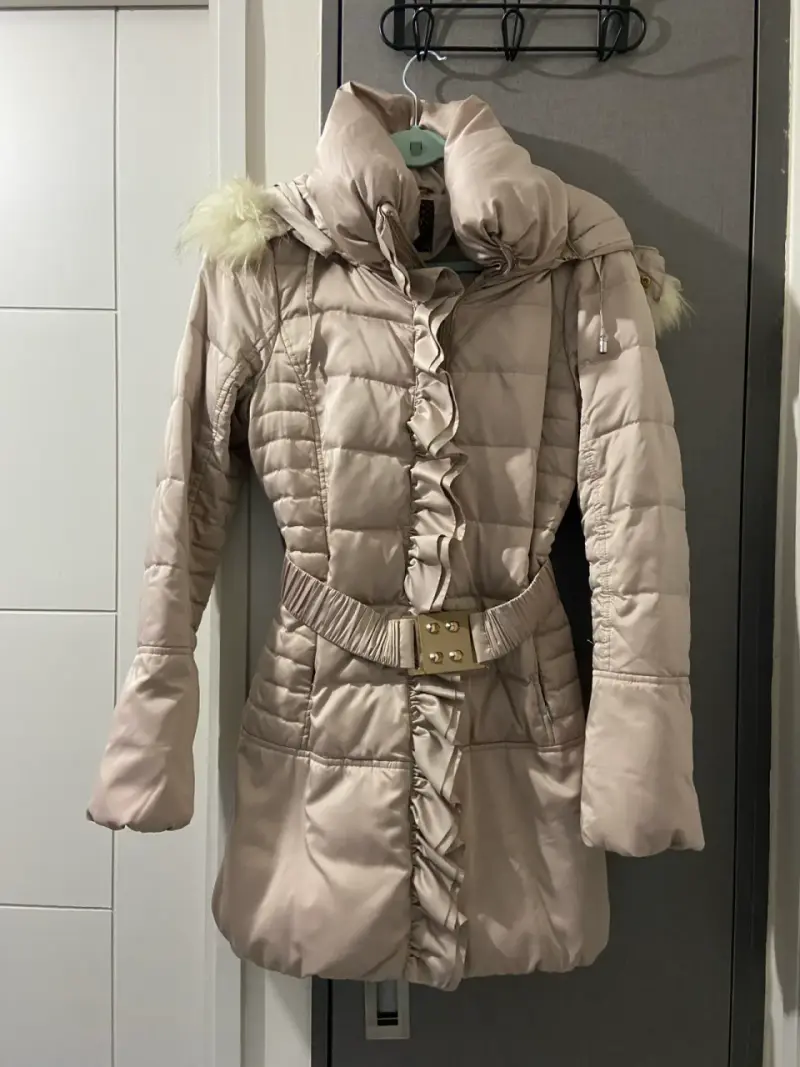 Abrigo beige con capucha - 1