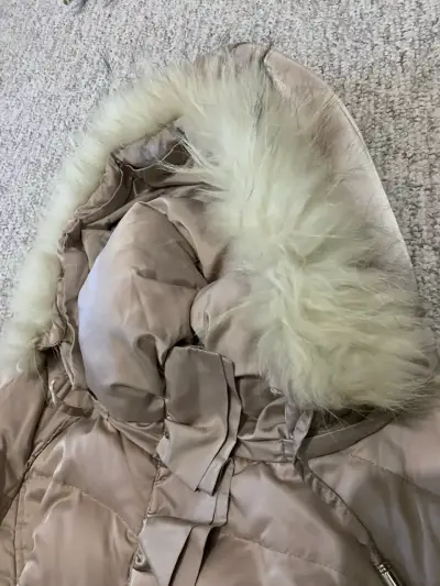 Abrigo beige con capucha - miniatura 3