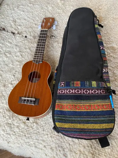 Ukelele Kala KA-S nuevo + estuche - miniatura 1