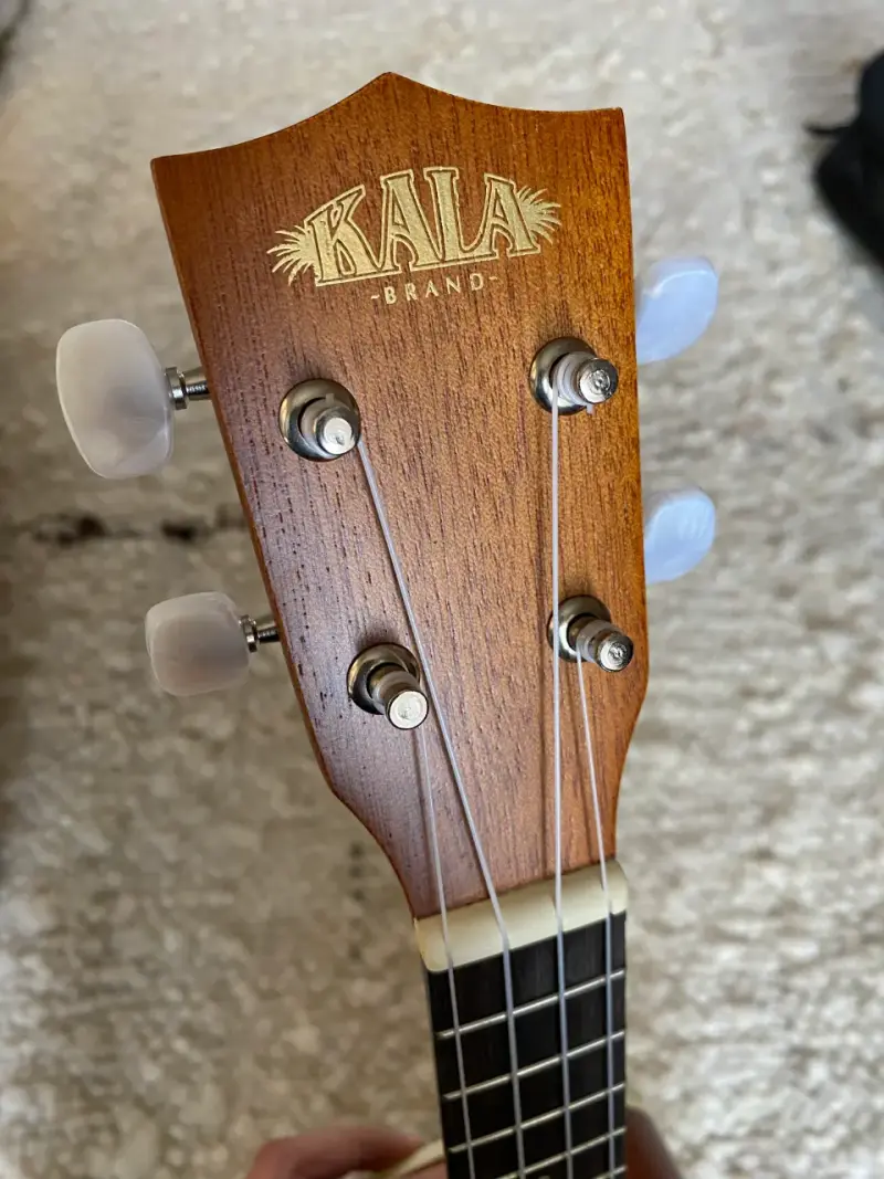 Ukelele Kala KA-S nuevo + estuche - 4