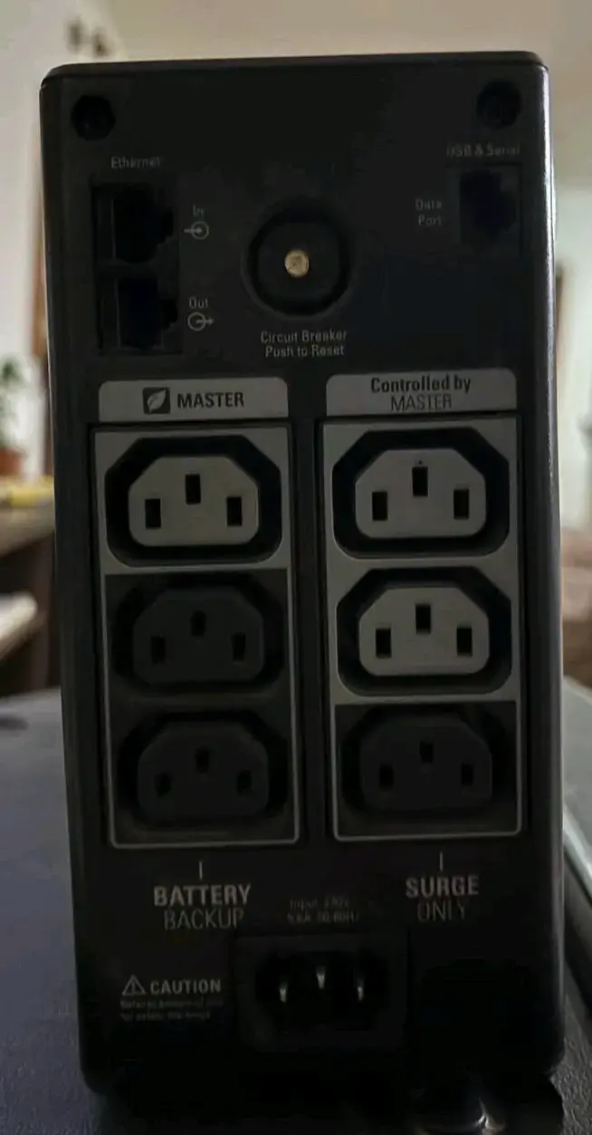 Respaldo de energía APC 550VA - 3
