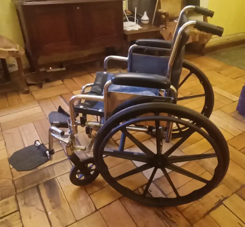 Silla de ruedas manual negra - 1