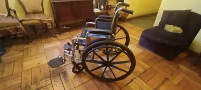 Silla de ruedas manual negra - miniatura 3