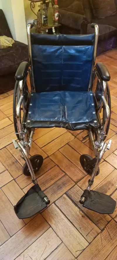 Silla de ruedas manual negra - miniatura 4