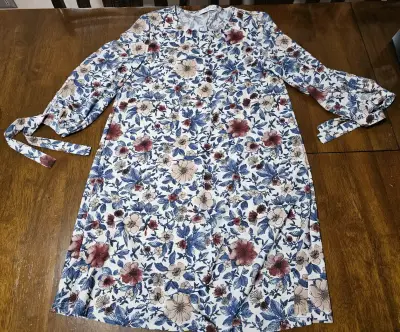 Vestido floral con mangas largas - miniatura 1