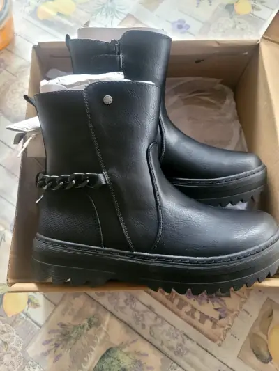 Botines negros con cadena - miniatura 1