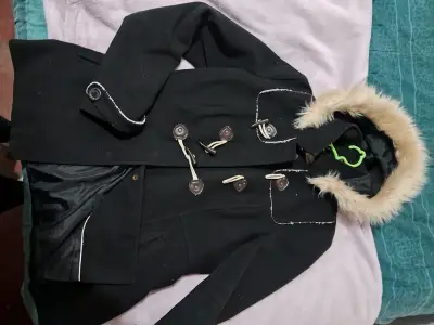 Abrigo negro con capucha de piel - miniatura 1