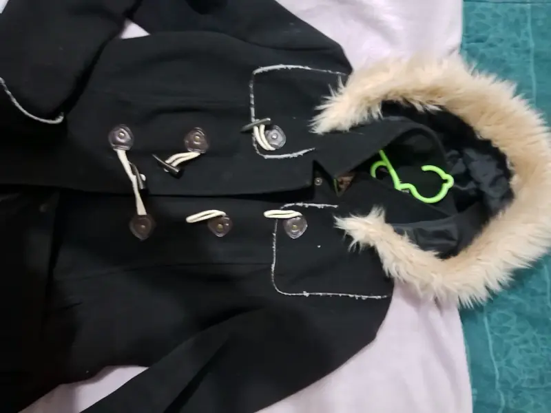 Abrigo negro con capucha de piel - 2