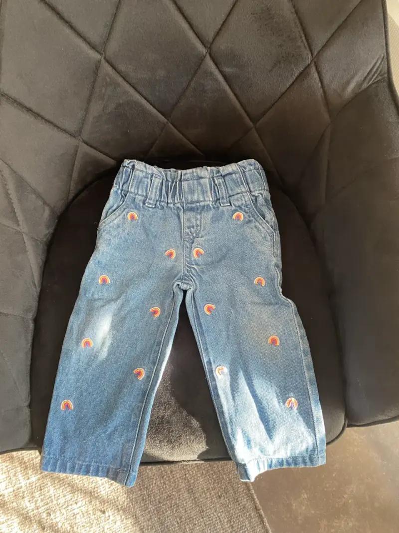 Jeans azules con arcoíris niño