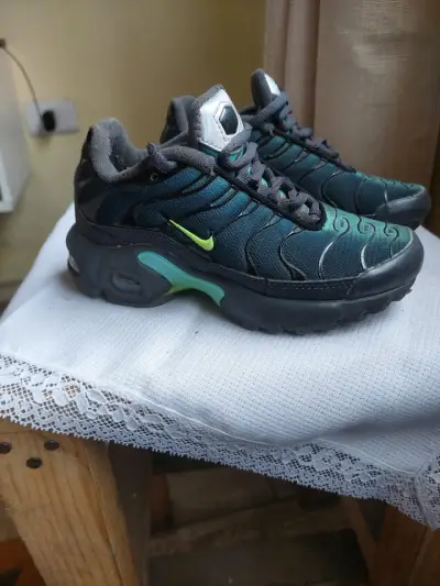 Zapatillas deportivas negras y verdes - miniatura 1