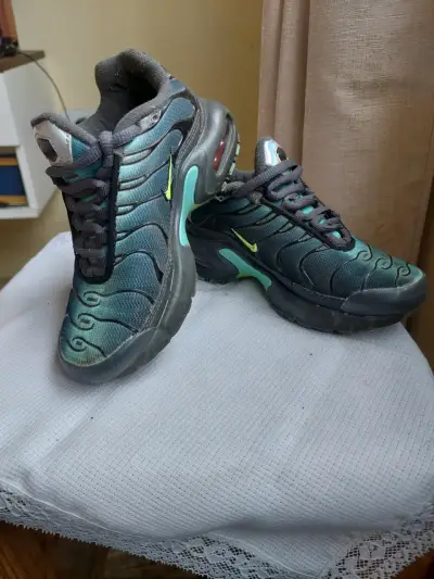 Zapatillas deportivas negras y verdes - miniatura 2
