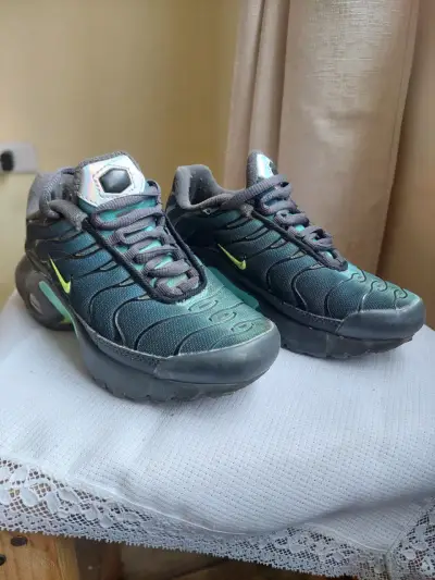 Zapatillas deportivas negras y verdes - miniatura 3
