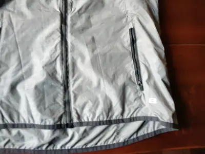 Chaqueta rompevientos gris - miniatura 2