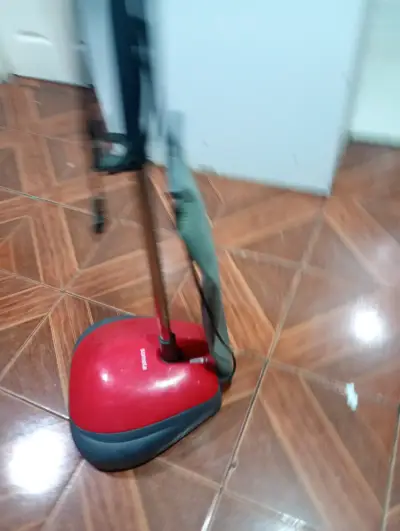 Lustra aspiradora vertical Somela roja - miniatura 2