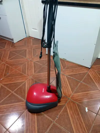 Lustra aspiradora vertical Somela roja - miniatura 4