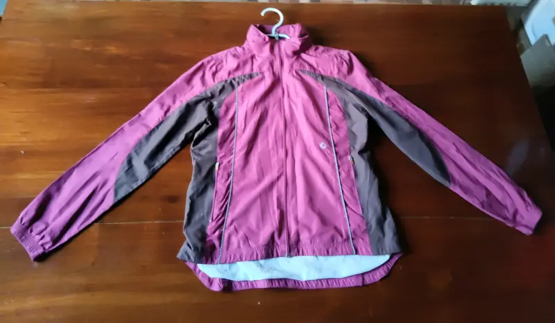 Chaqueta cortaviento fucsia y gris - 1