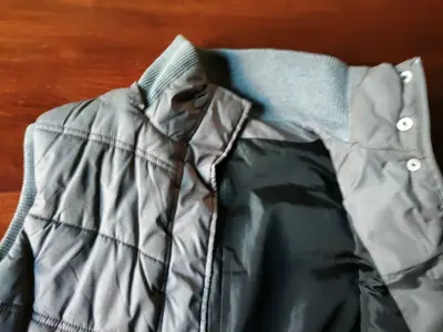 Chaleco acolchado gris sin mangas - miniatura 2