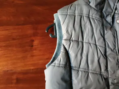 Chaleco acolchado gris sin mangas - miniatura 3