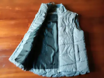 Chaleco acolchado gris sin mangas - miniatura 4