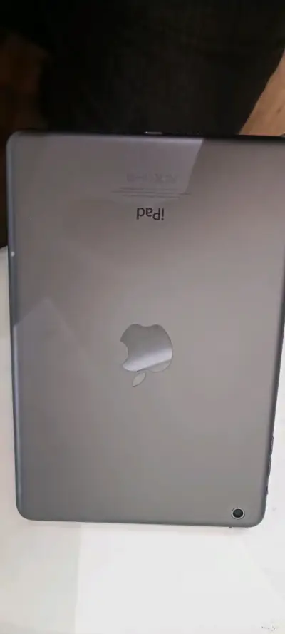 iPad negro en buen estado - miniatura 3