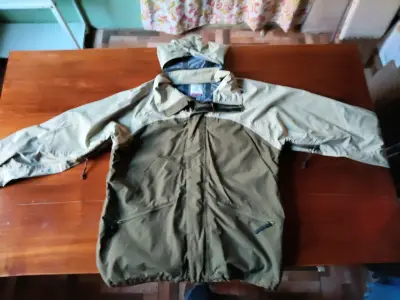 Chaqueta impermeable beige y verde - miniatura 1
