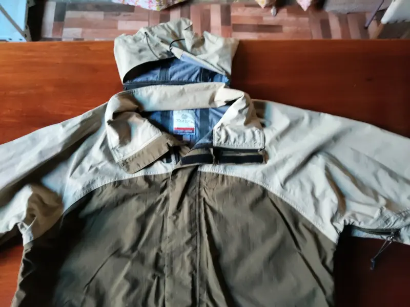 Chaqueta impermeable beige y verde - 3
