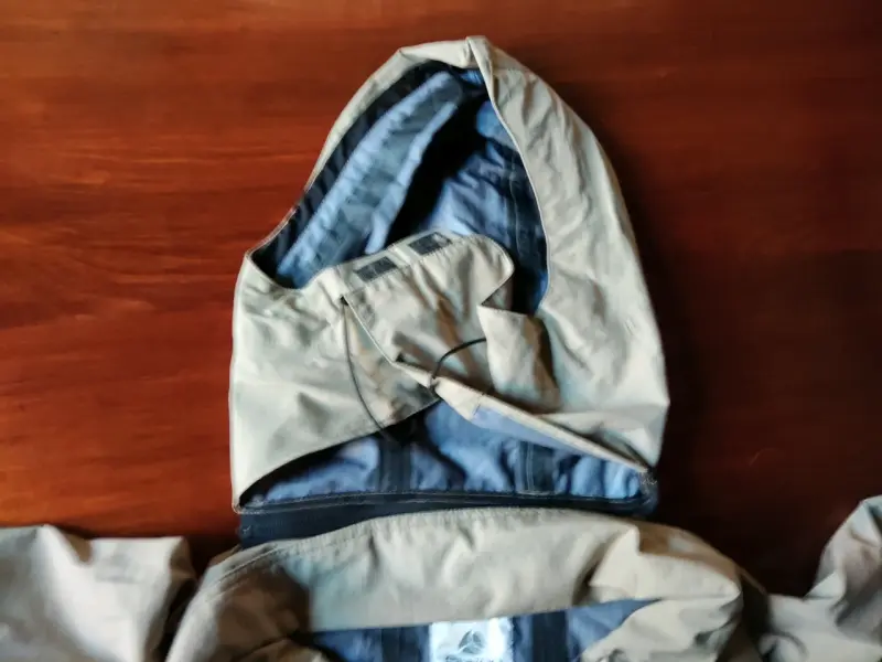 Chaqueta impermeable beige y verde - 5