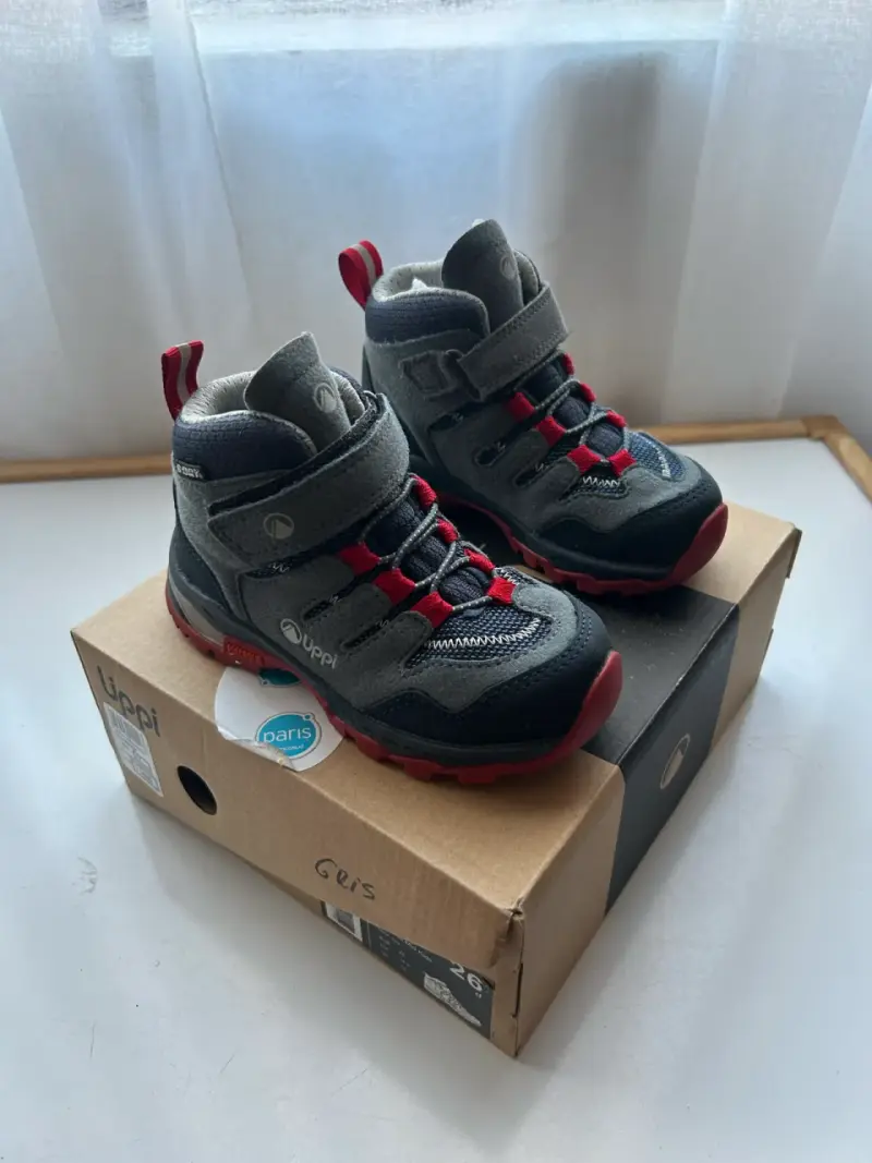 Botas infantiles grises y rojas - 2
